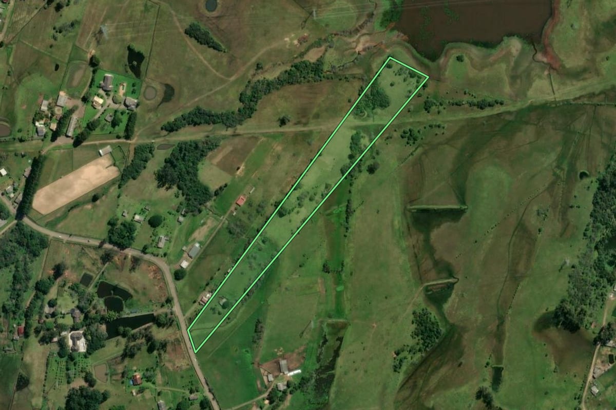 Imagem de satélite do imóvel rural em Glorinha (RS), com o contorno declarado no CAR desenhado por cima.
