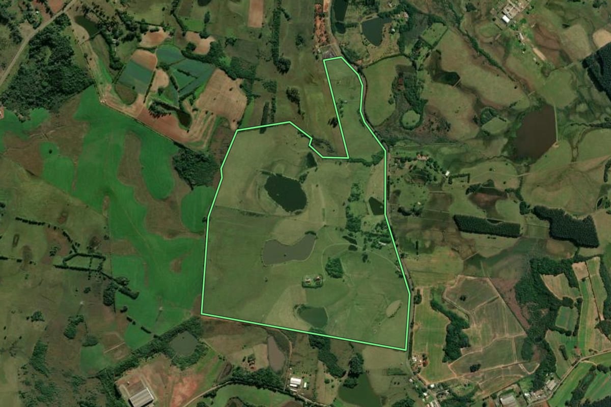 Imagem de satélite do imóvel rural em Glorinha (RS), com o contorno declarado no CAR desenhado por cima.