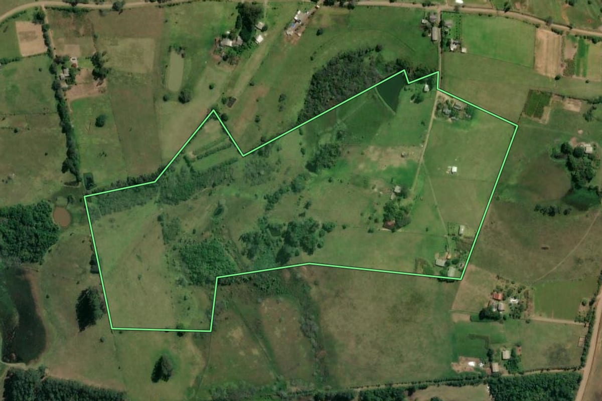 Imagem de satélite do imóvel rural em Glorinha (RS), com o contorno declarado no CAR desenhado por cima.