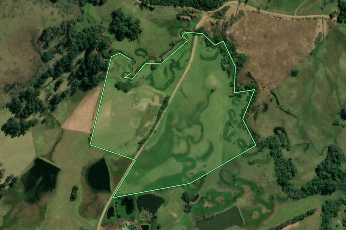 Imagem de satélite do imóvel rural em Glorinha (RS), com o contorno declarado no CAR desenhado por cima.