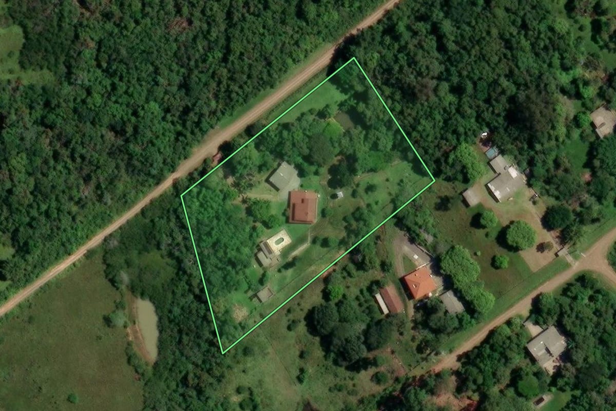 Imagem de satélite do imóvel rural em Glorinha (RS), com o contorno declarado no CAR desenhado por cima.