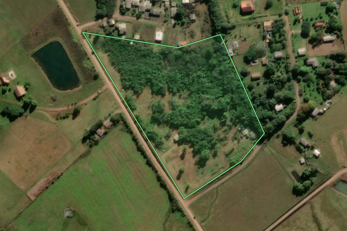Imagem de satélite do imóvel rural em Glorinha (RS), com o contorno declarado no CAR desenhado por cima.