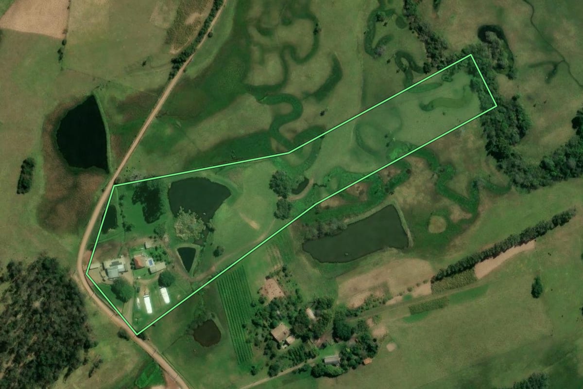 Imagem de satélite do imóvel rural em Glorinha (RS), com o contorno declarado no CAR desenhado por cima.