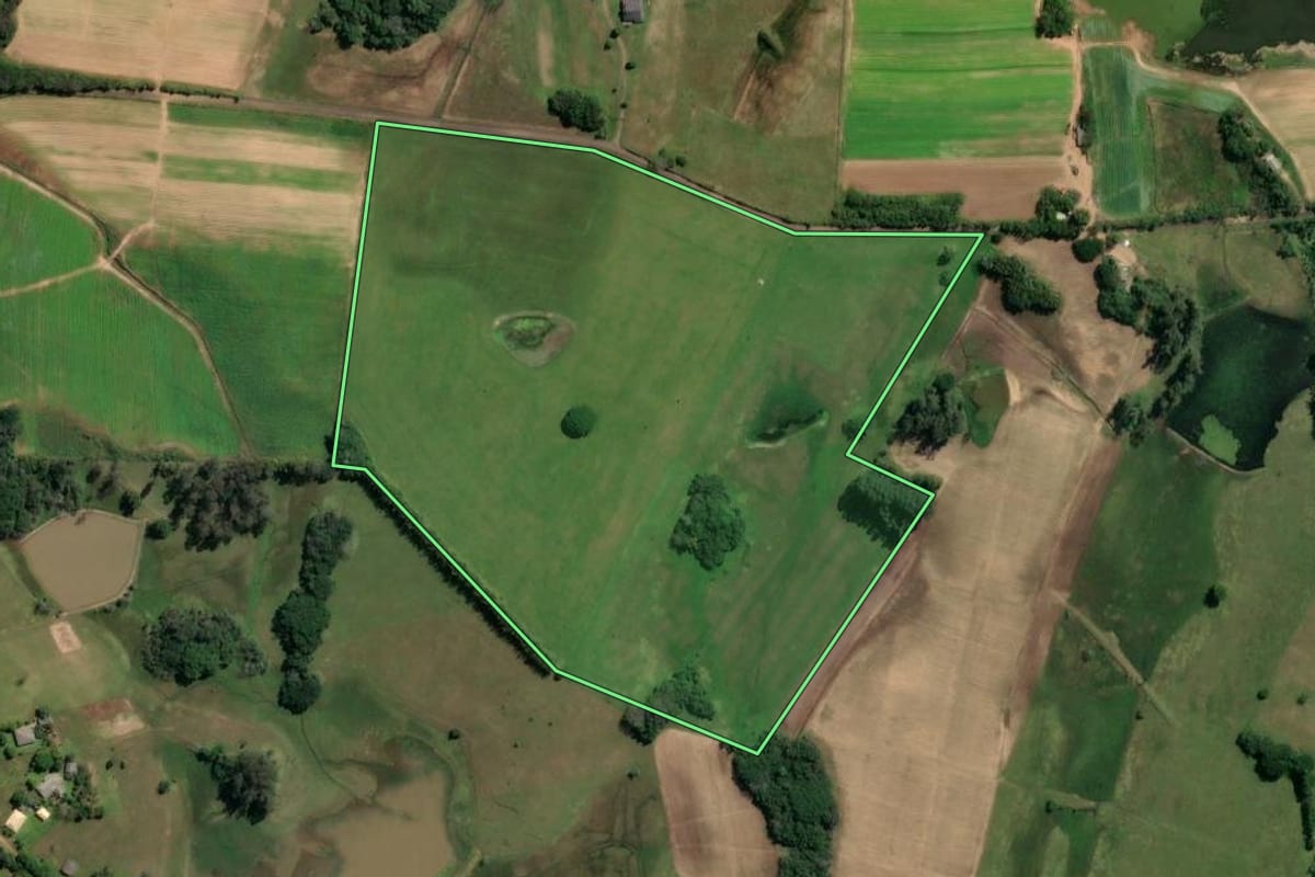 Imagem de satélite do imóvel rural em Glorinha (RS), com o contorno declarado no CAR desenhado por cima.