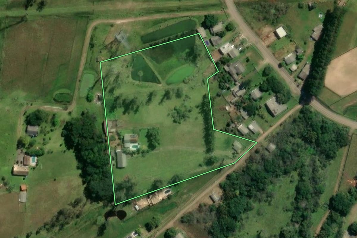 Imagem de satélite do imóvel rural em Glorinha (RS), com o contorno declarado no CAR desenhado por cima.