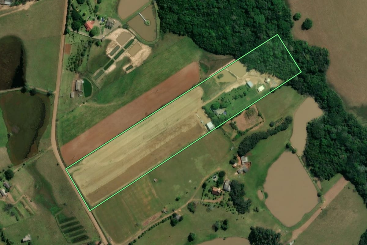 Imagem de satélite do imóvel rural em Glorinha (RS), com o contorno declarado no CAR desenhado por cima.