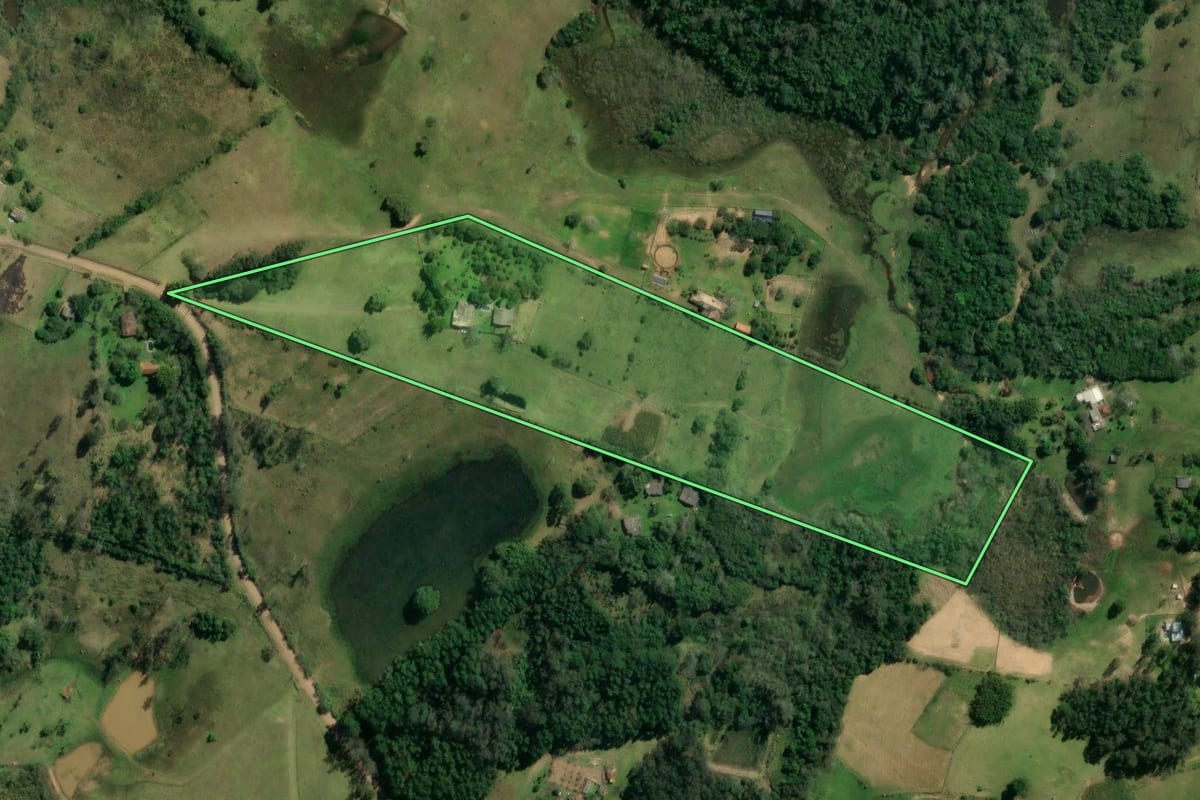 Imagem de satélite do imóvel rural em Glorinha (RS), com o contorno declarado no CAR desenhado por cima.