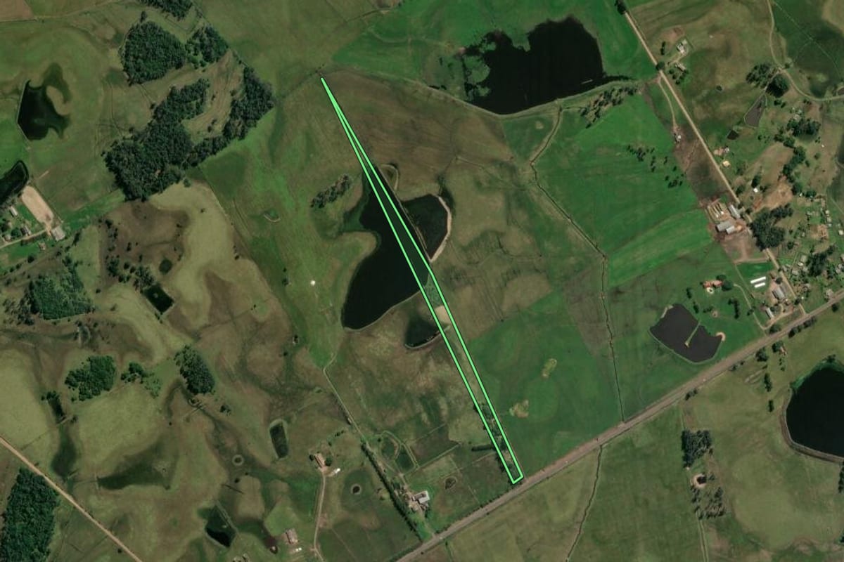 Imagem de satélite do imóvel rural em Glorinha (RS), com o contorno declarado no CAR desenhado por cima.