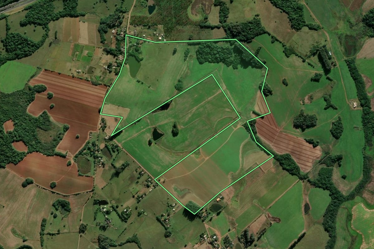 Imagem de satélite do imóvel rural em Glorinha (RS), com o contorno declarado no CAR desenhado por cima.