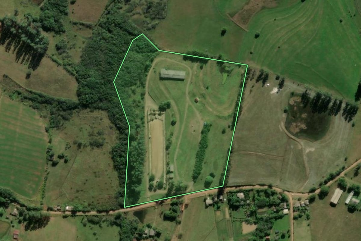 Imagem de satélite do imóvel rural em Glorinha (RS), com o contorno declarado no CAR desenhado por cima.