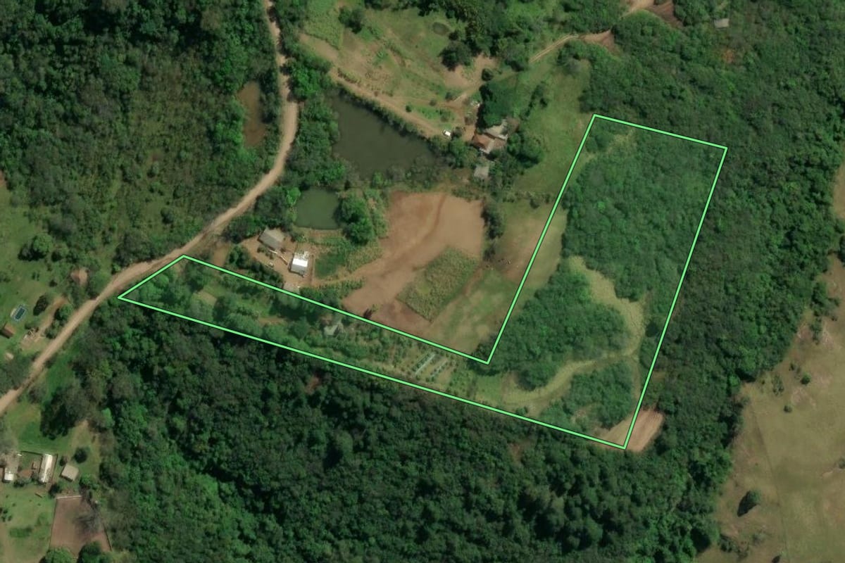 Imagem de satélite do imóvel rural em Glorinha (RS), com o contorno declarado no CAR desenhado por cima.