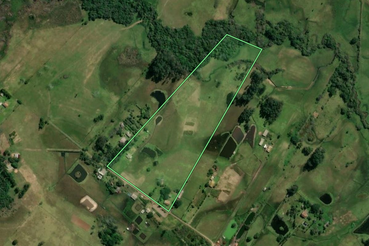 Imagem de satélite do imóvel rural em Glorinha (RS), com o contorno declarado no CAR desenhado por cima.
