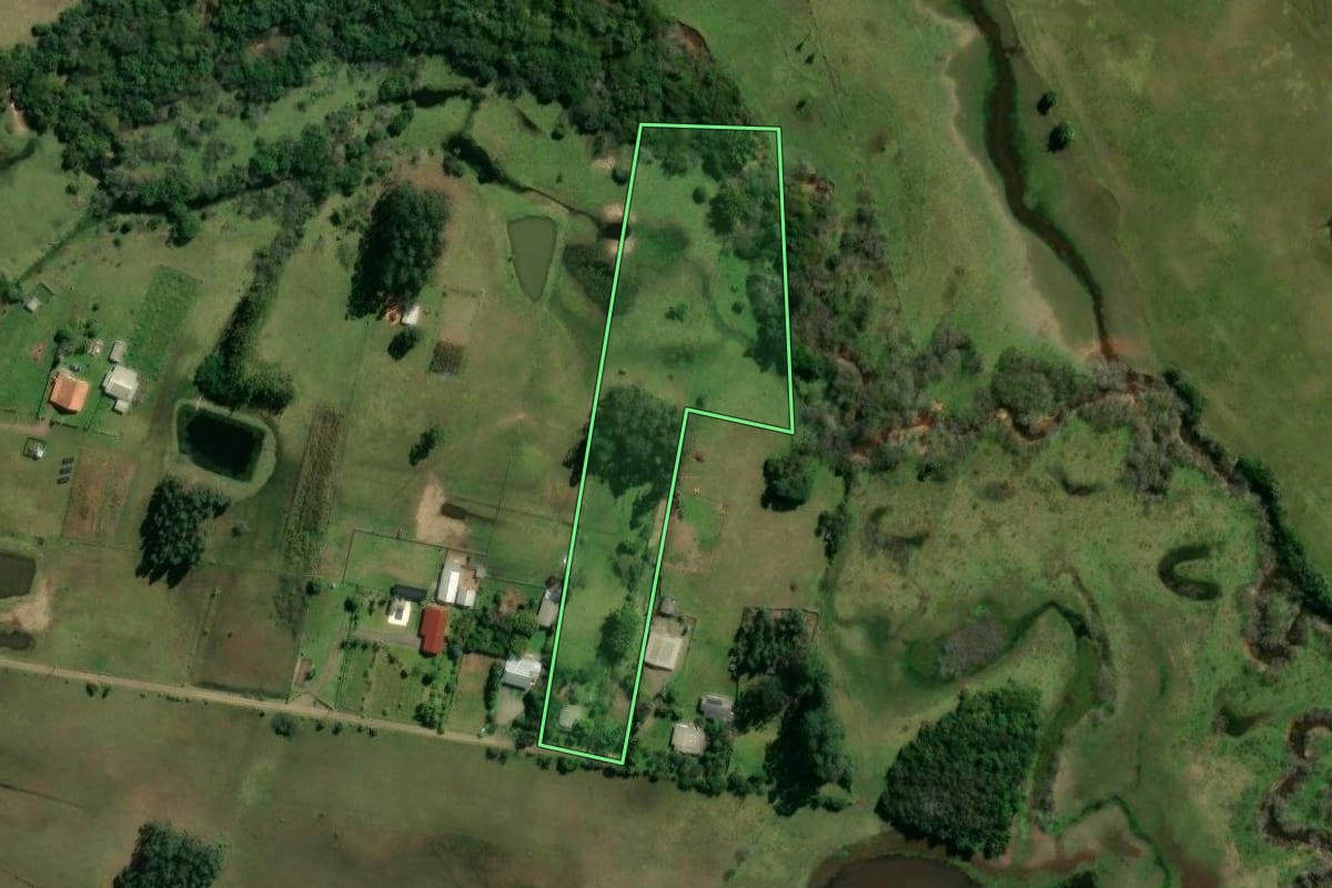 Imagem de satélite do imóvel rural em Glorinha (RS), com o contorno declarado no CAR desenhado por cima.