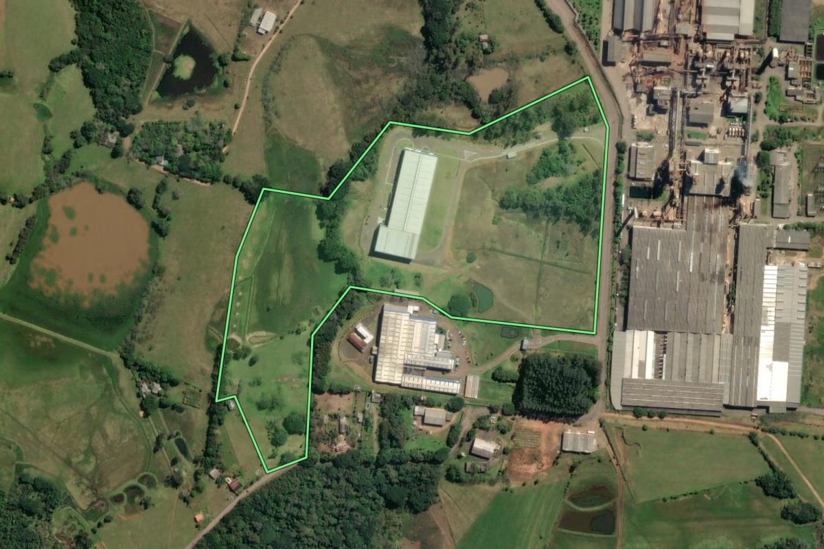 Imagem de satélite do imóvel rural em Glorinha (RS), com o contorno declarado no CAR desenhado por cima.
