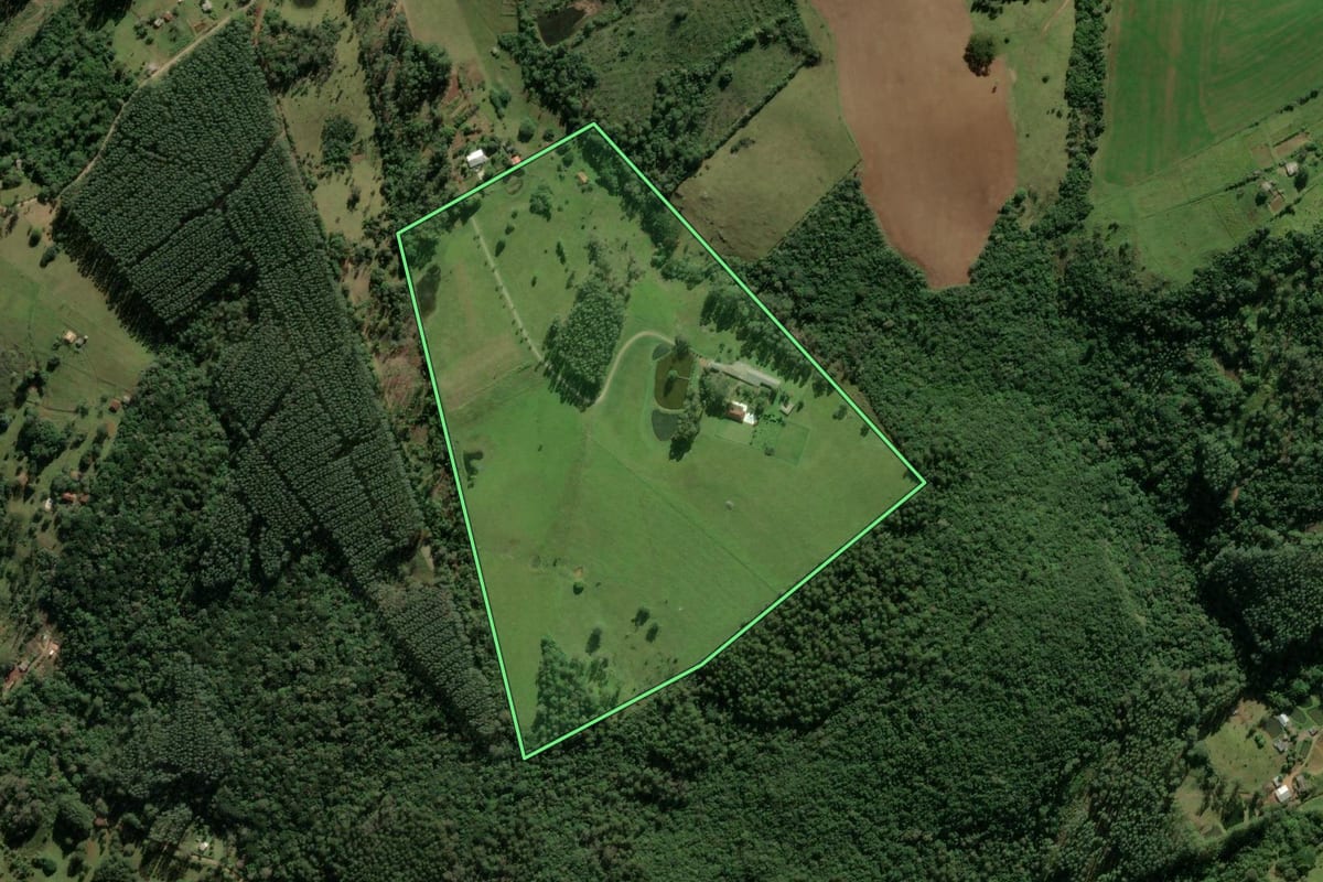 Imagem de satélite do imóvel rural em Glorinha (RS), com o contorno declarado no CAR desenhado por cima.