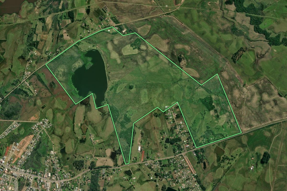 Imagem de satélite do imóvel rural em Glorinha (RS), com o contorno declarado no CAR desenhado por cima.