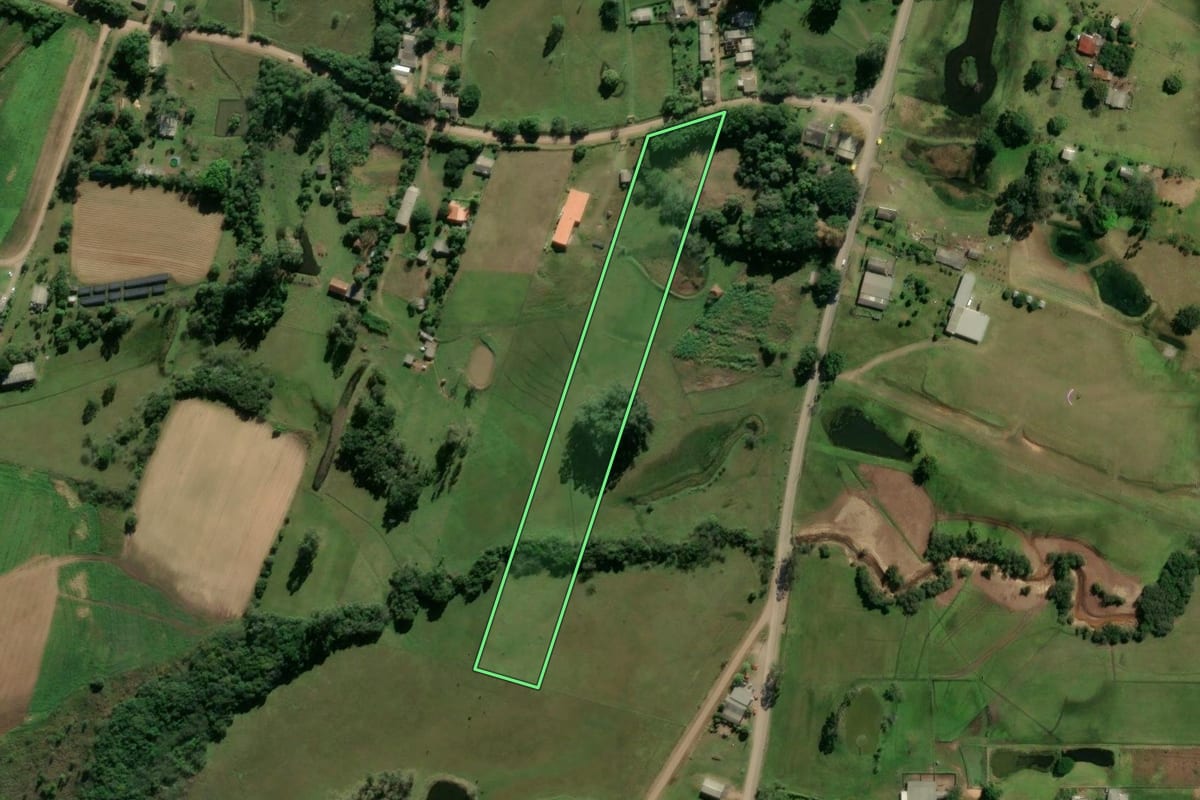 Imagem de satélite do imóvel rural em Glorinha (RS), com o contorno declarado no CAR desenhado por cima.