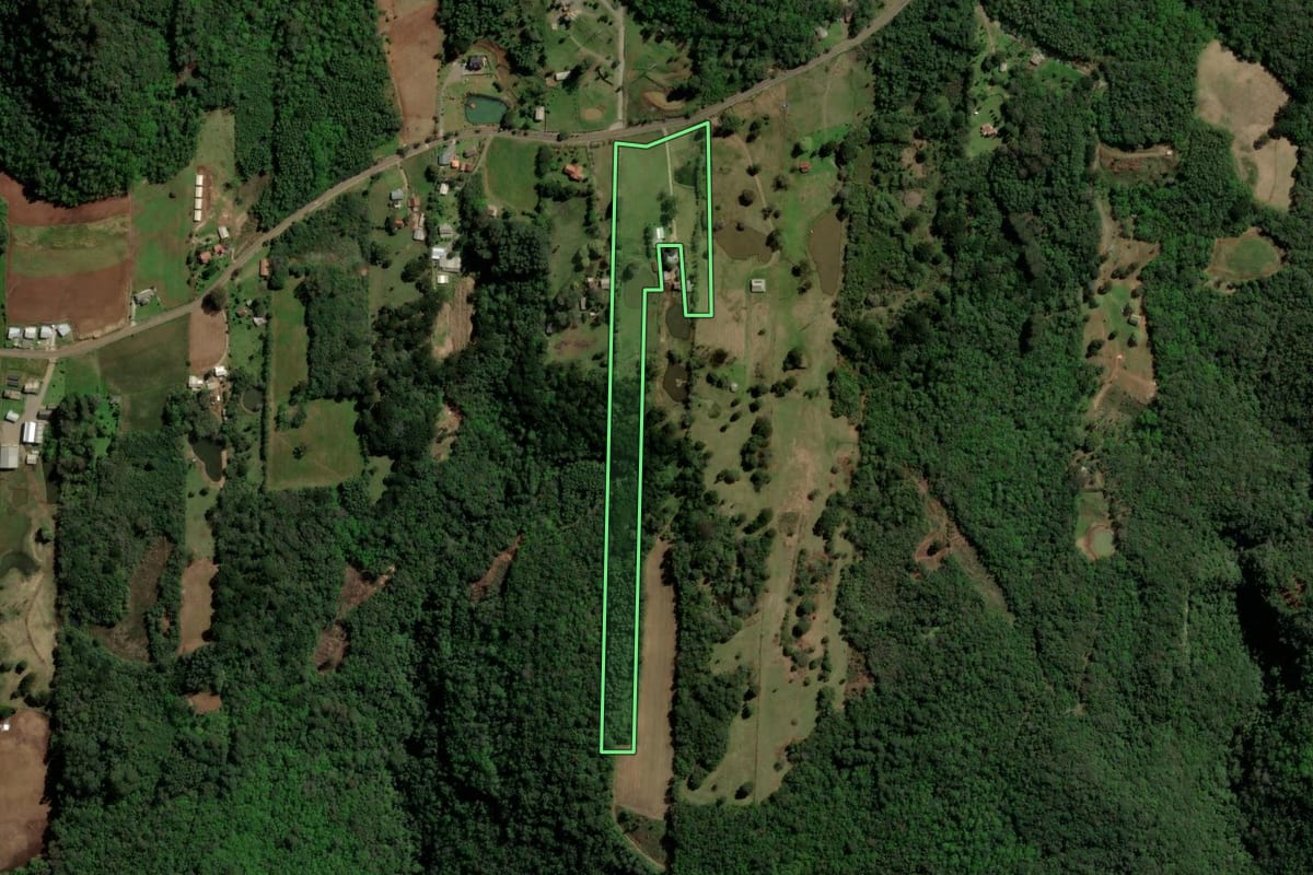 Imagem de satélite do imóvel rural em Gramado (RS), com o contorno declarado no CAR desenhado por cima.