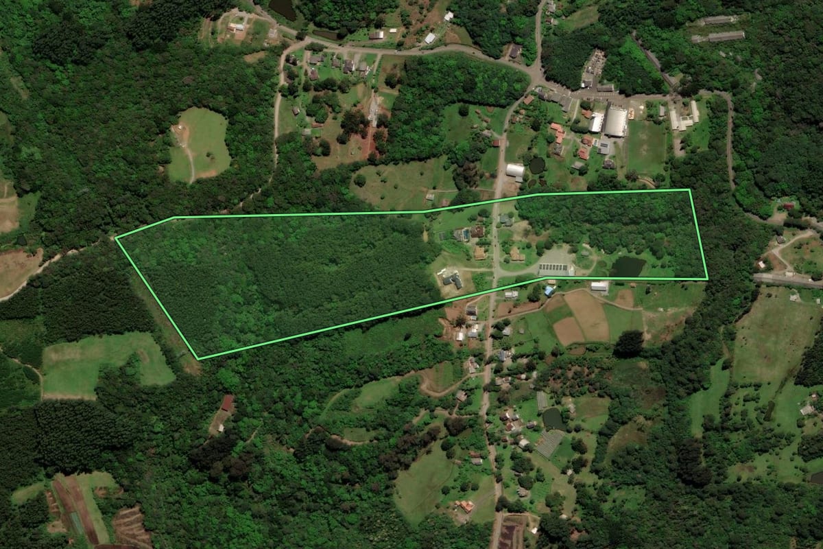 Imagem de satélite do imóvel rural em Gramado (RS), com o contorno declarado no CAR desenhado por cima.
