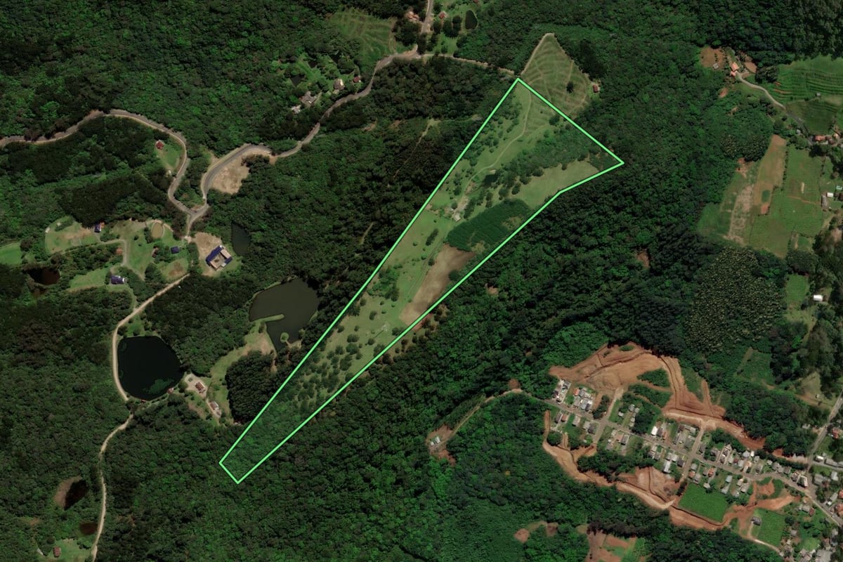 Imagem de satélite do imóvel rural em Gramado (RS), com o contorno declarado no CAR desenhado por cima.