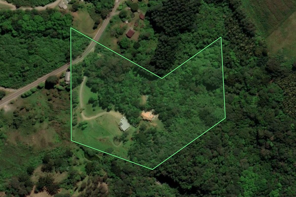 Imagem de satélite do imóvel rural em Gramado (RS), com o contorno declarado no CAR desenhado por cima.