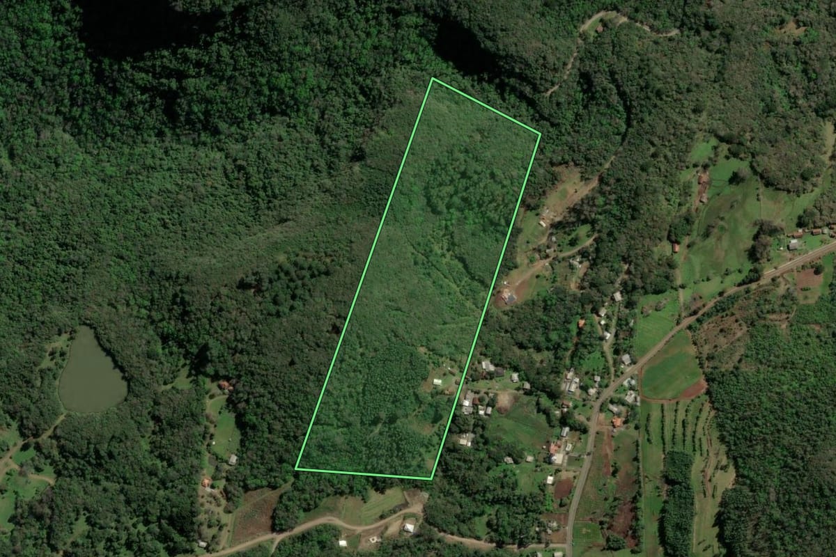 Imagem de satélite do imóvel rural em Gramado (RS), com o contorno declarado no CAR desenhado por cima.
