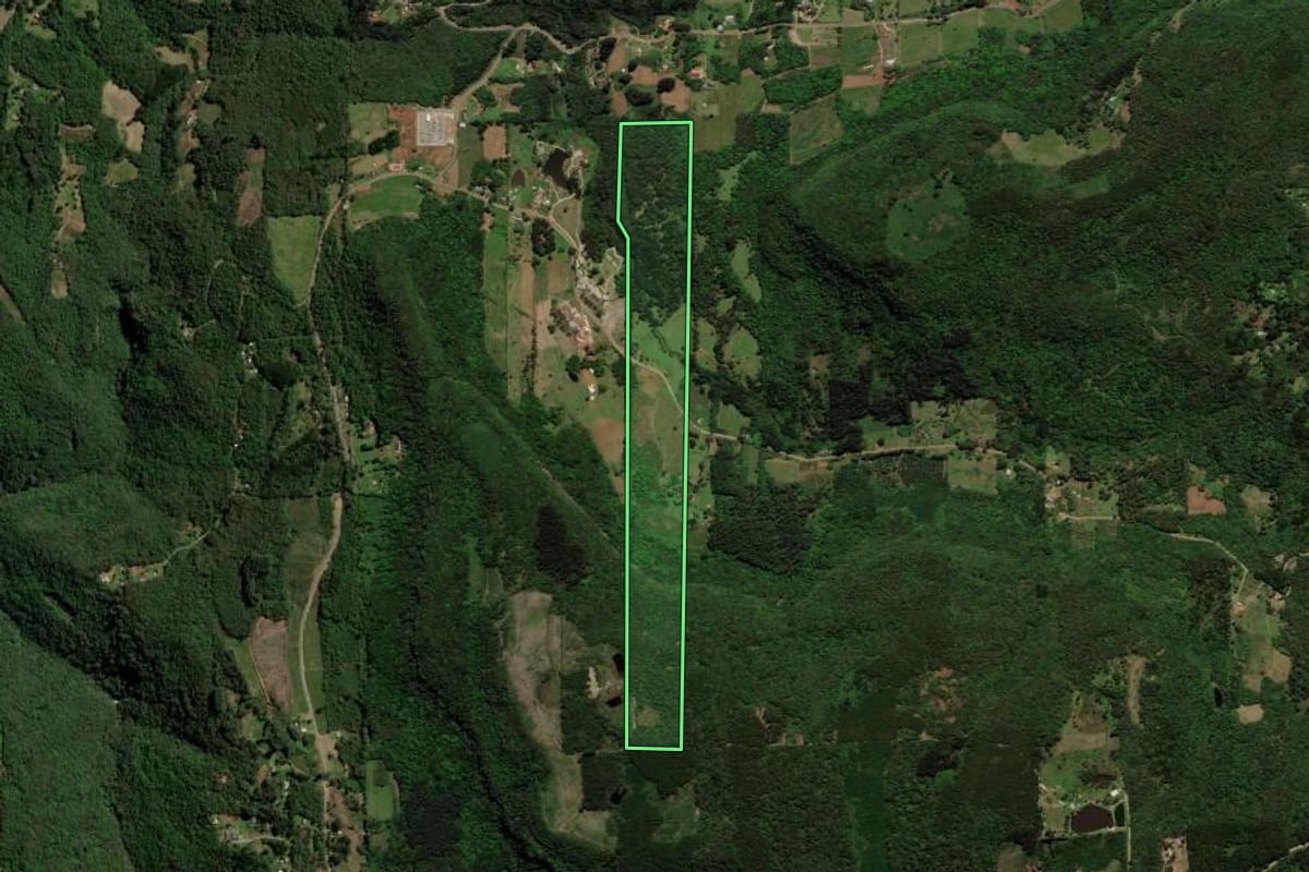 Imagem de satélite do imóvel rural em Gramado (RS), com o contorno declarado no CAR desenhado por cima.