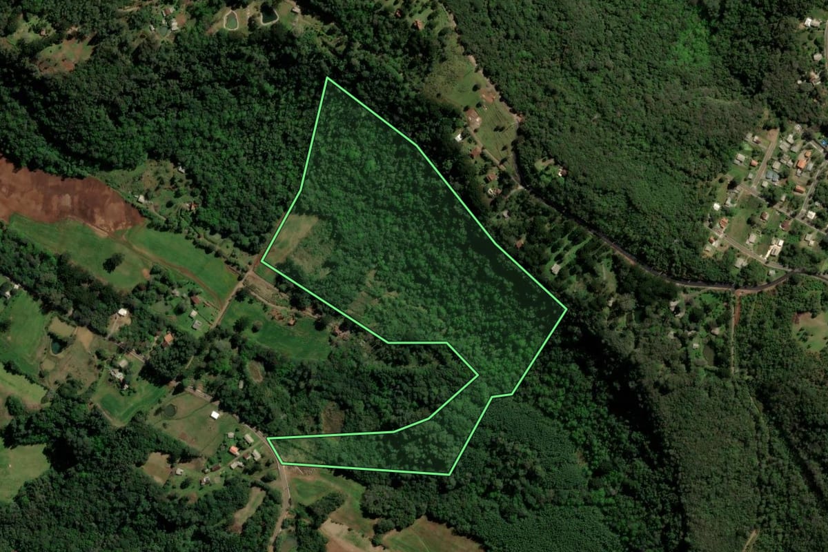 Imagem de satélite do imóvel rural em Gramado (RS), com o contorno declarado no CAR desenhado por cima.