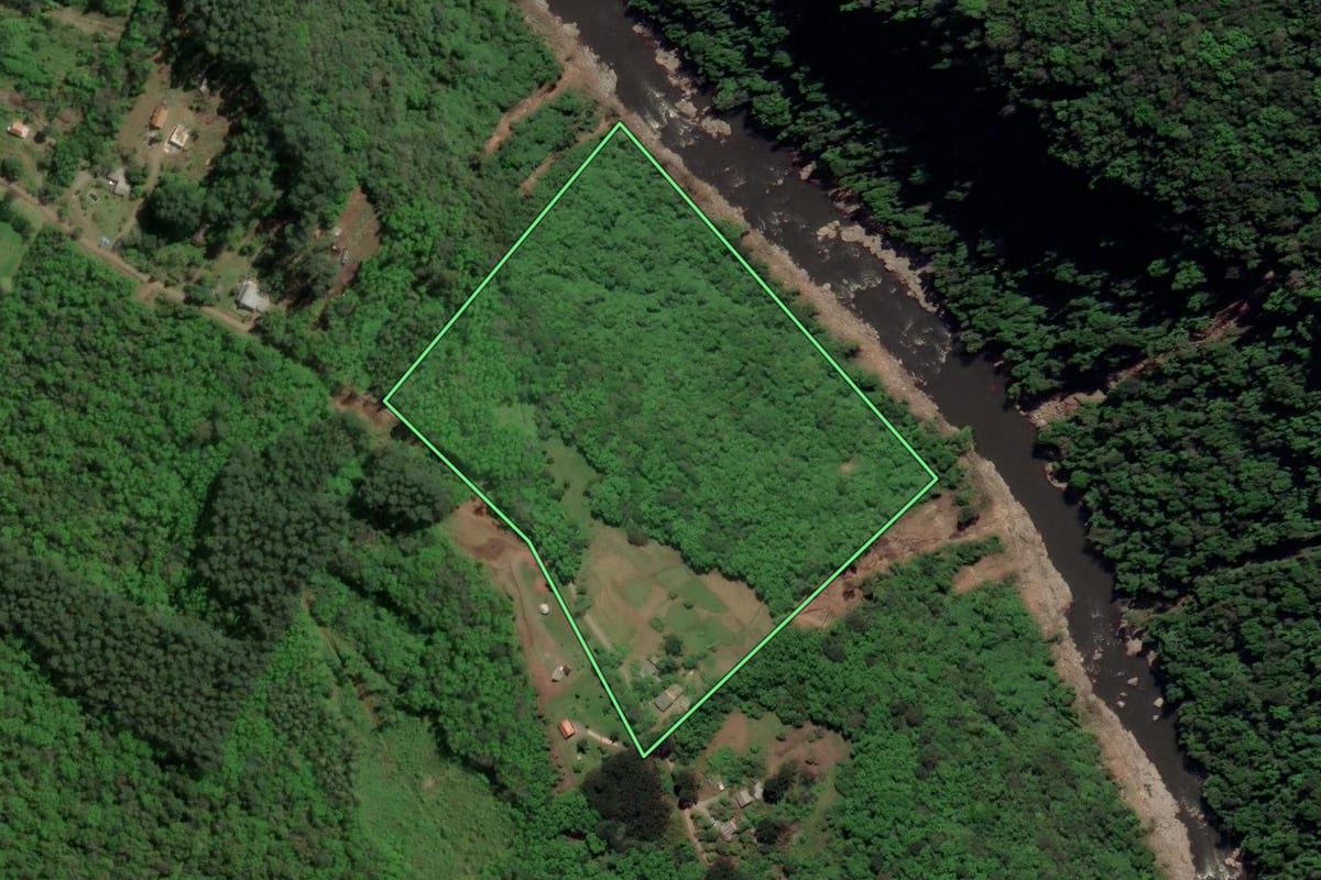 Imagem de satélite do imóvel rural em Gramado (RS), com o contorno declarado no CAR desenhado por cima.