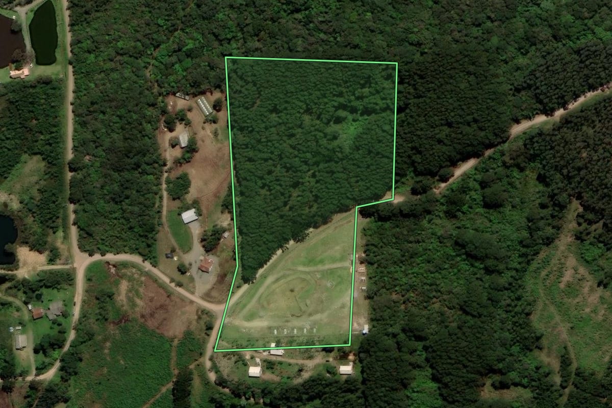 Imagem de satélite do imóvel rural em Gramado (RS), com o contorno declarado no CAR desenhado por cima.