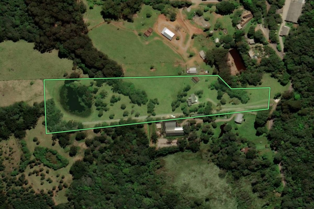 Imagem de satélite do imóvel rural em Gramado (RS), com o contorno declarado no CAR desenhado por cima.
