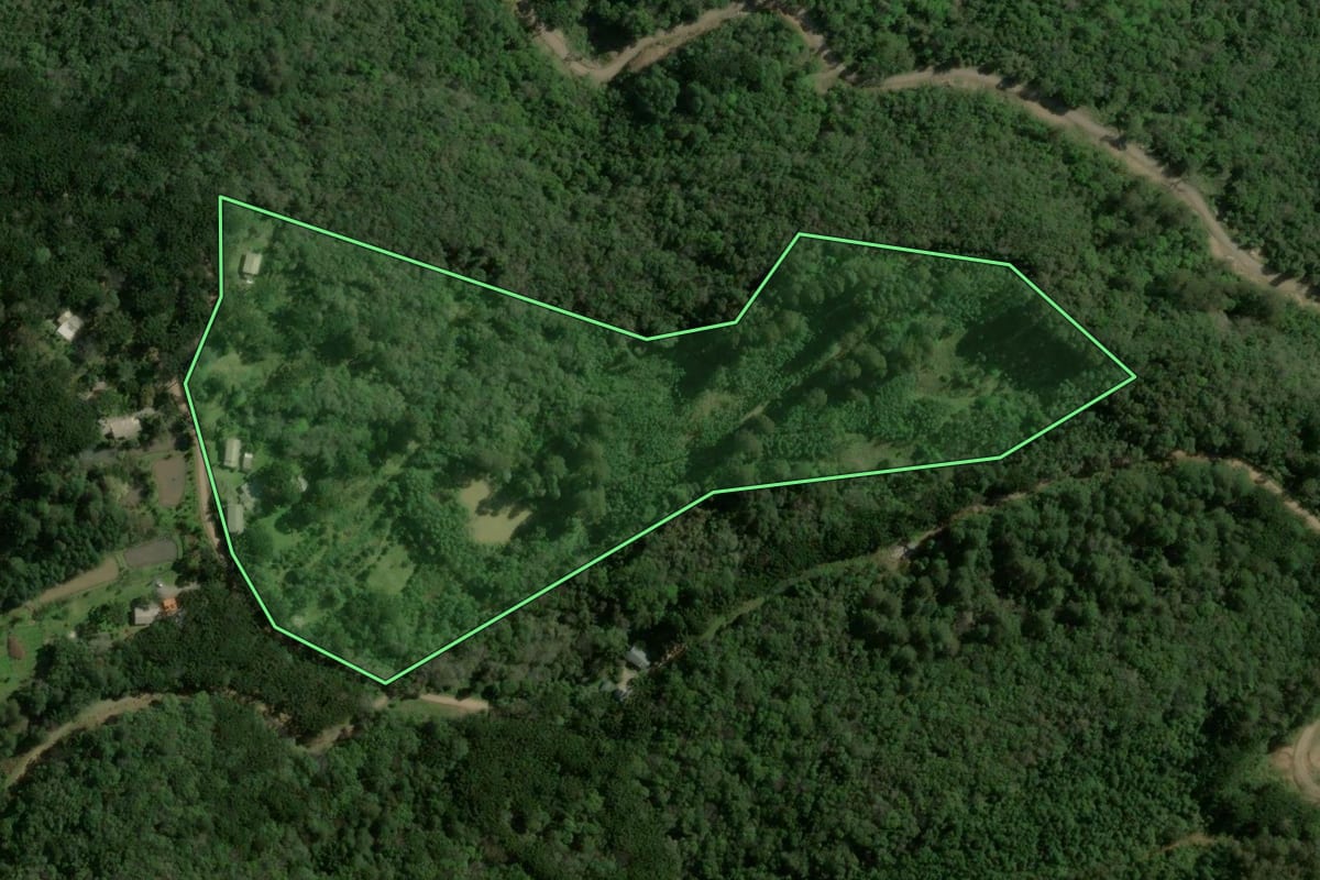 Imagem de satélite do imóvel rural em Gramado (RS), com o contorno declarado no CAR desenhado por cima.