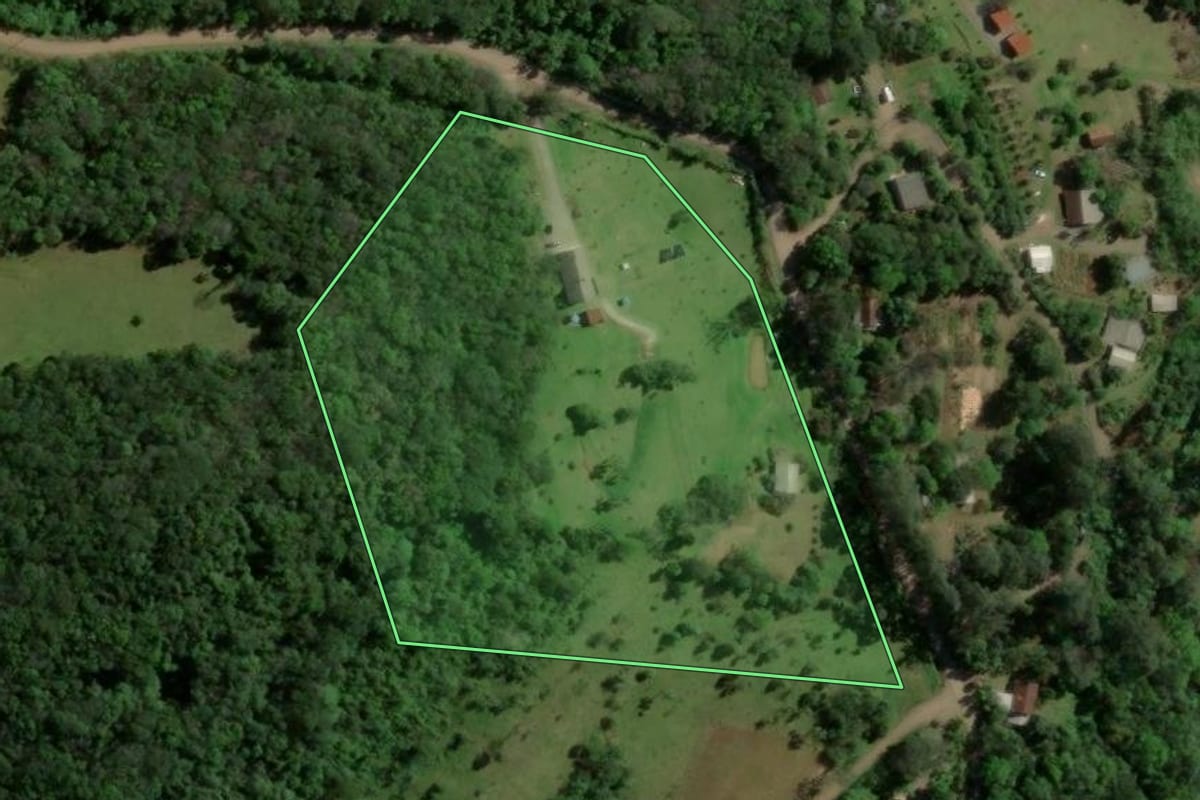 Imagem de satélite do imóvel rural em Gramado (RS), com o contorno declarado no CAR desenhado por cima.