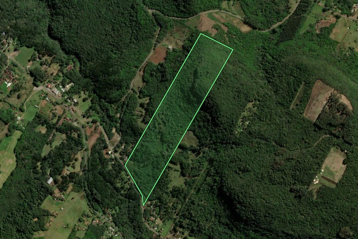 Imagem de satélite do imóvel rural em Gramado (RS), com o contorno declarado no CAR desenhado por cima.