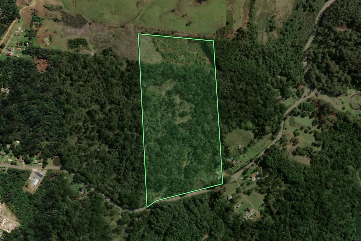 Imagem de satélite do imóvel rural em Gramado (RS), com o contorno declarado no CAR desenhado por cima.
