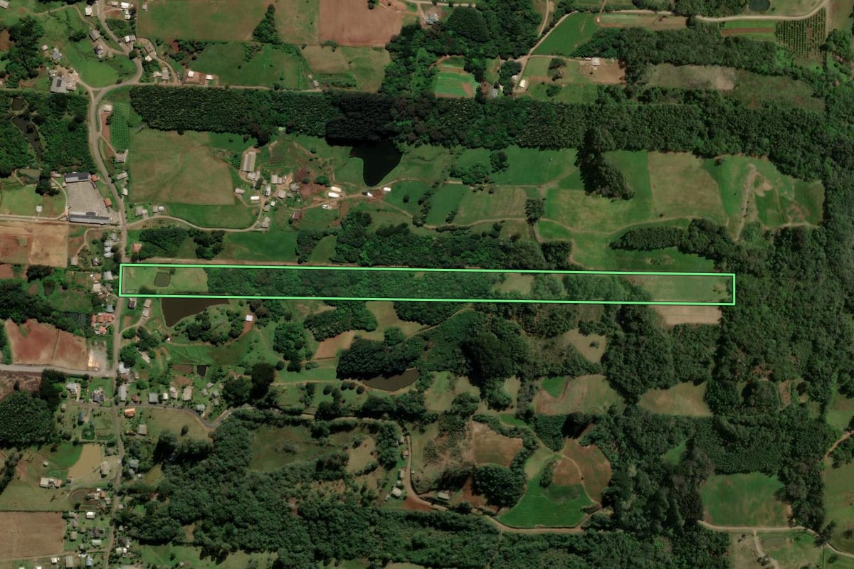 Imagem de satélite do imóvel rural em Gramado (RS), com o contorno declarado no CAR desenhado por cima.