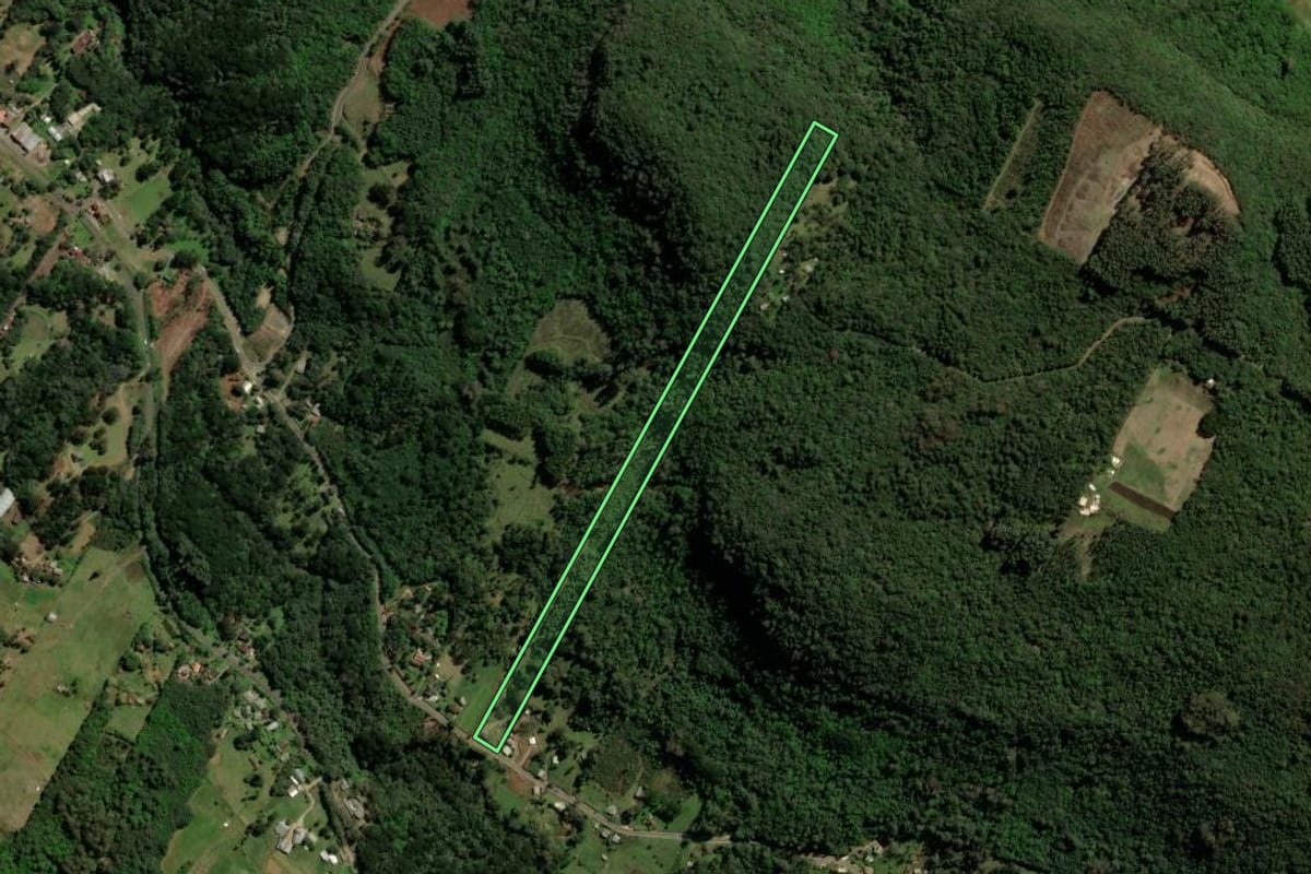 Imagem de satélite do imóvel rural em Gramado (RS), com o contorno declarado no CAR desenhado por cima.