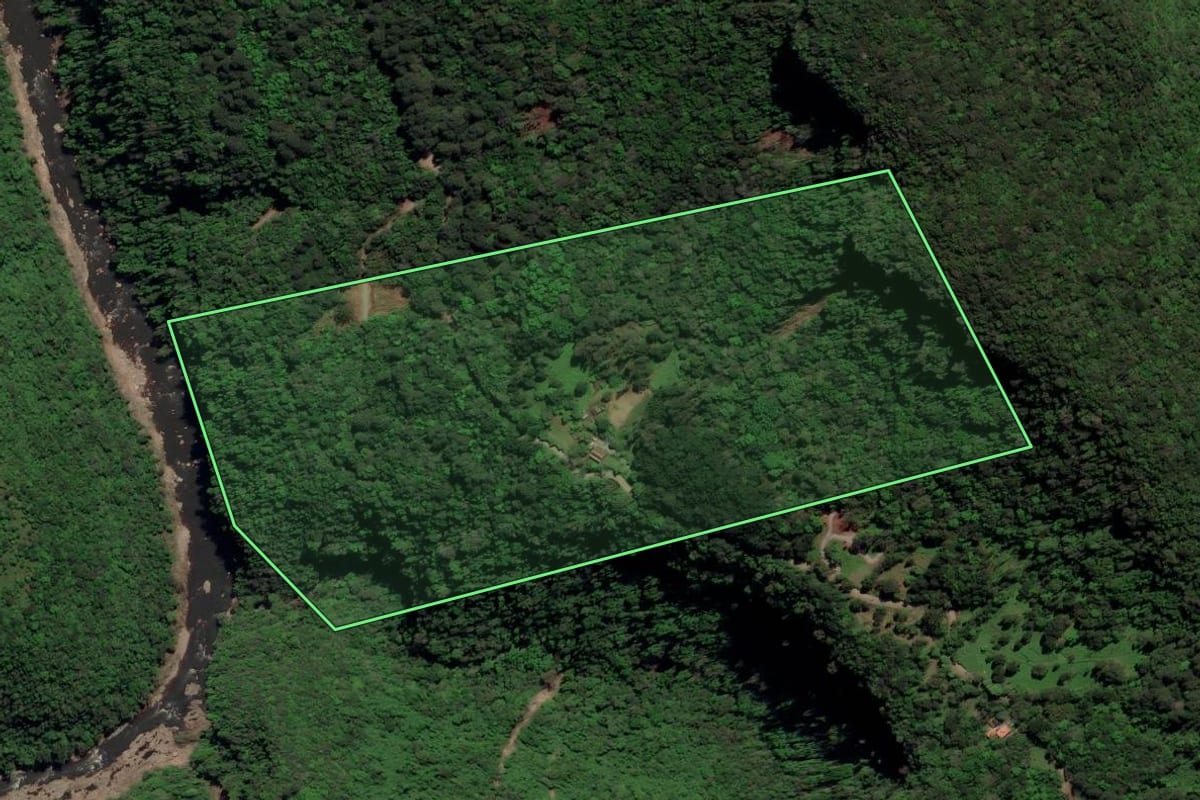 Imagem de satélite do imóvel rural em Gramado (RS), com o contorno declarado no CAR desenhado por cima.