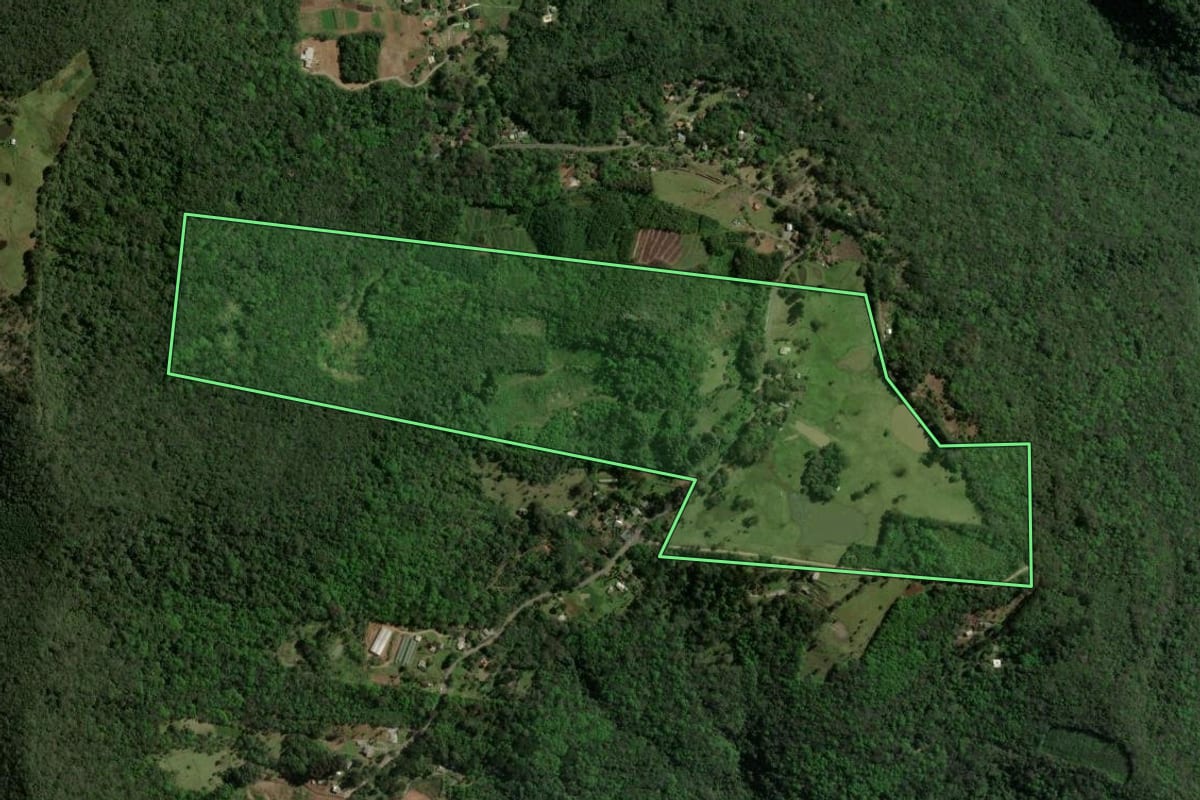 Imagem de satélite do imóvel rural em Gramado (RS), com o contorno declarado no CAR desenhado por cima.