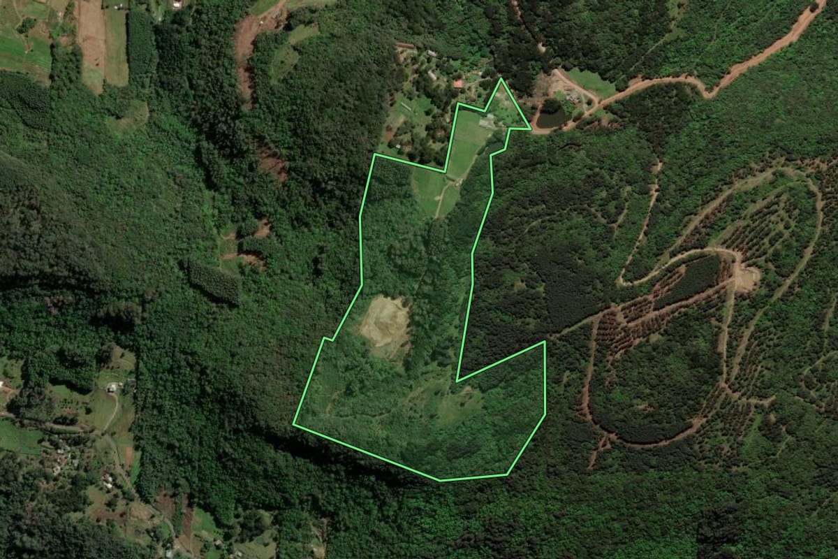 Imagem de satélite do imóvel rural em Gramado (RS), com o contorno declarado no CAR desenhado por cima.