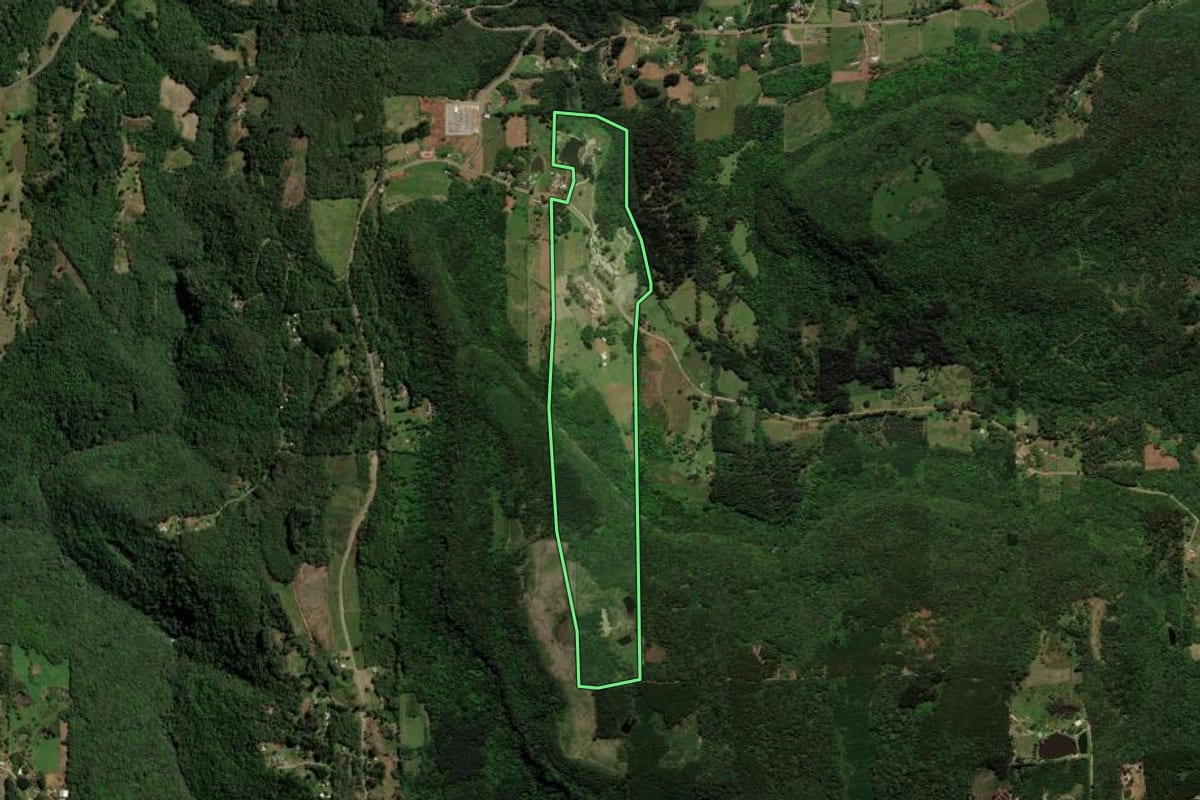Imagem de satélite do imóvel rural em Gramado (RS), com o contorno declarado no CAR desenhado por cima.
