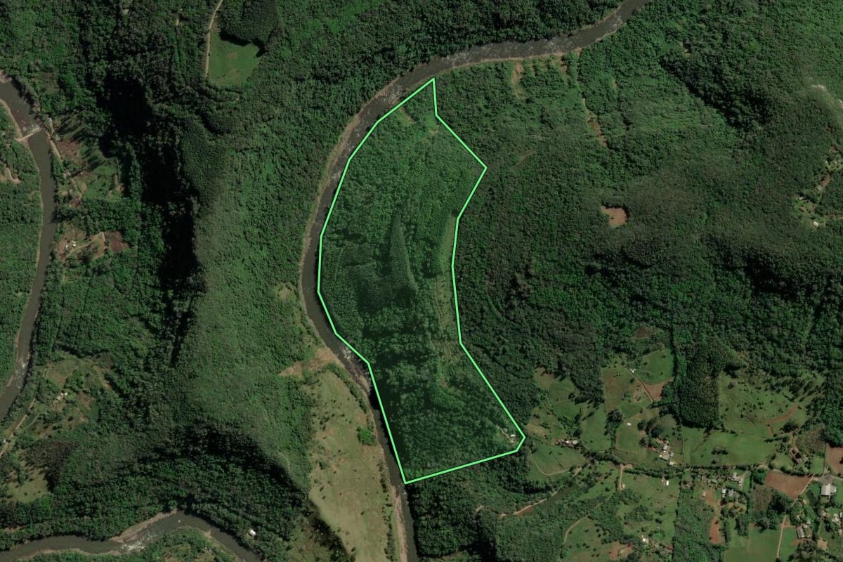 Imagem de satélite do imóvel rural em Gramado (RS), com o contorno declarado no CAR desenhado por cima.