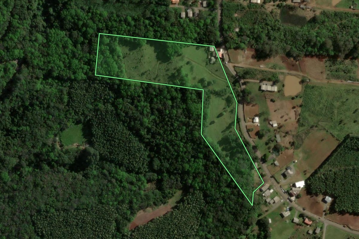 Imagem de satélite do imóvel rural em Gramado (RS), com o contorno declarado no CAR desenhado por cima.