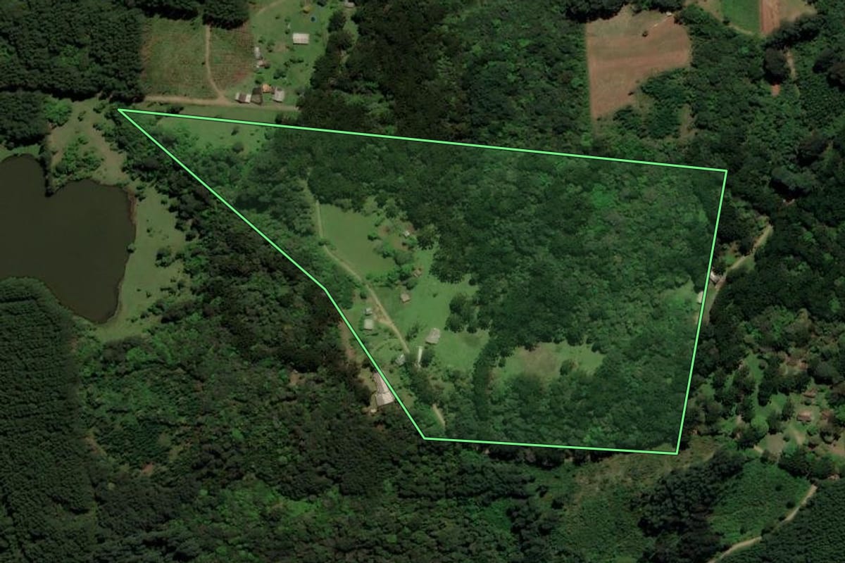 Imagem de satélite do imóvel rural em Gramado (RS), com o contorno declarado no CAR desenhado por cima.