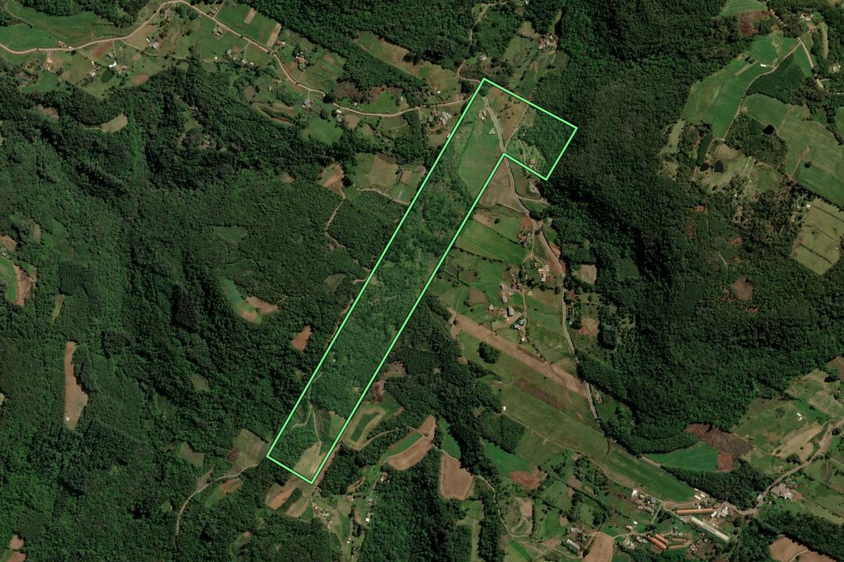 Imagem de satélite do imóvel rural em Gramado (RS), com o contorno declarado no CAR desenhado por cima.