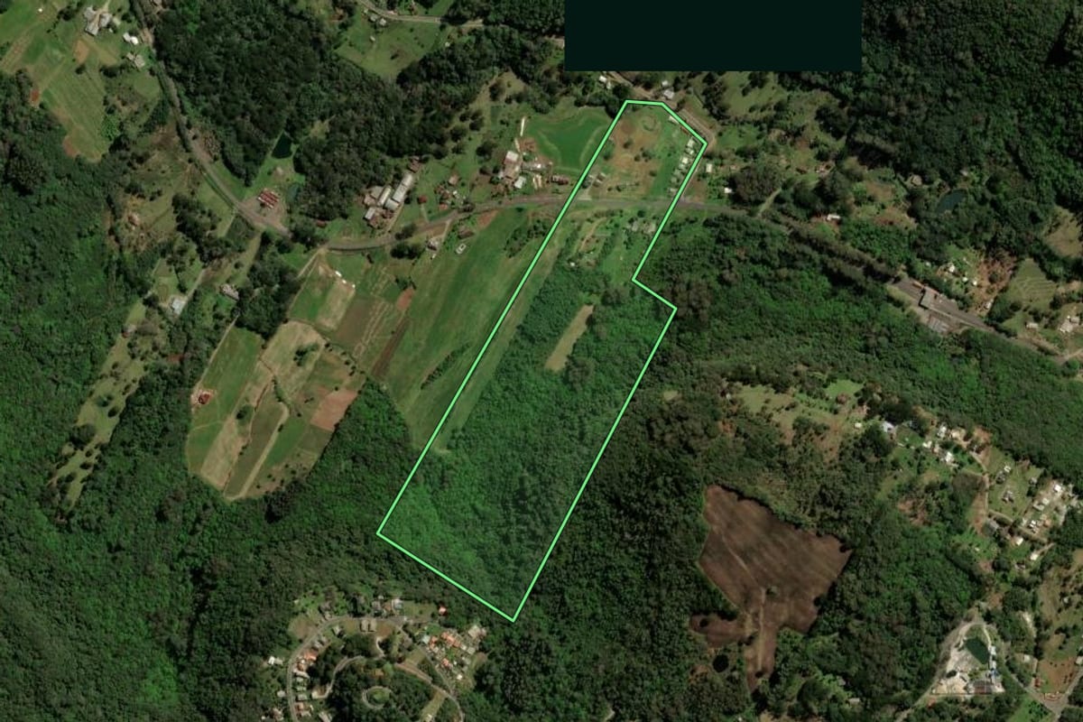 Imagem de satélite do imóvel rural em Gramado (RS), com o contorno declarado no CAR desenhado por cima.