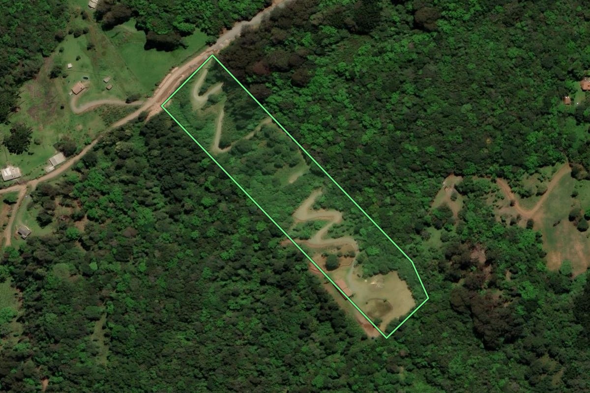 Imagem de satélite do imóvel rural em Gramado (RS), com o contorno declarado no CAR desenhado por cima.