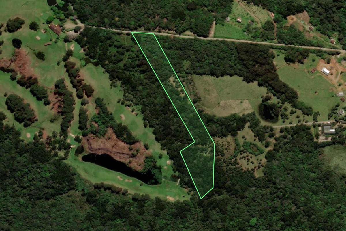 Imagem de satélite do imóvel rural em Gramado (RS), com o contorno declarado no CAR desenhado por cima.