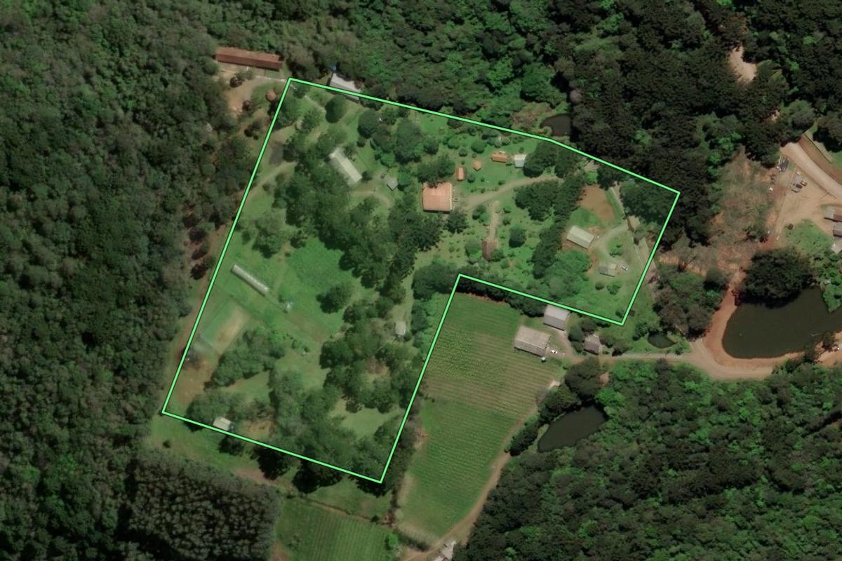Imagem de satélite do imóvel rural em Gramado (RS), com o contorno declarado no CAR desenhado por cima.