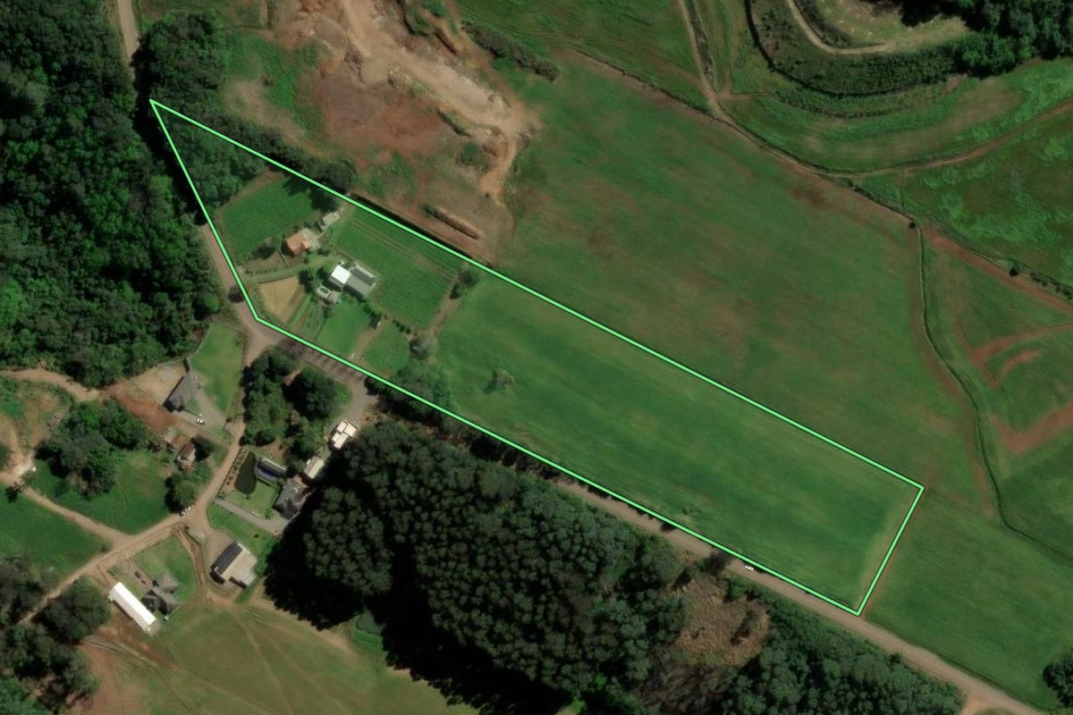 Imagem de satélite do imóvel rural em Gramado (RS), com o contorno declarado no CAR desenhado por cima.
